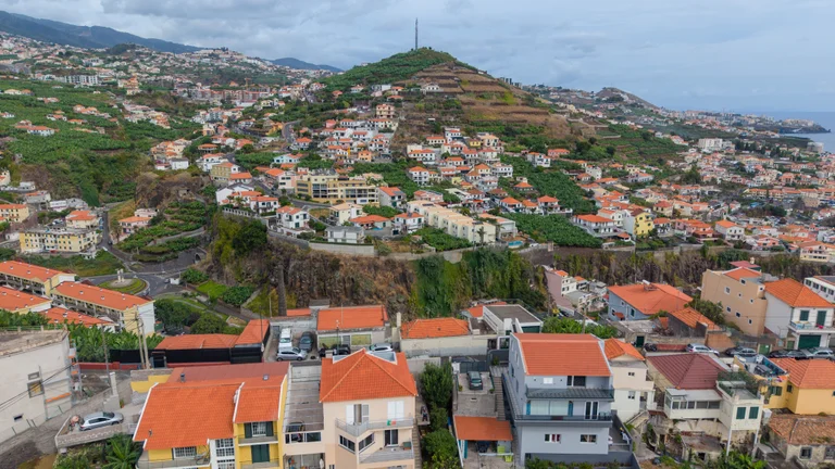 Vista aérea das casas e dos socalcos na encosta